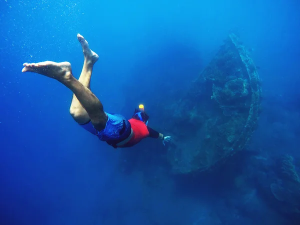 Snorkeler in mask dives to the shipwreck — Stock Photo, Image