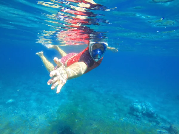 Instructor de snorkel en el mar en traje de baño rojo y máscara facial completa, lección de snorkel — Foto de Stock