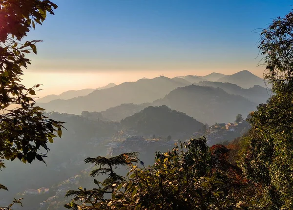 Mussoorie ve Landour 'un turistik tepelerinden sakin bir doğa anı, sisli ormanlar, dolambaçlı yollar ve yumuşak dağ ışığı Uttarakhands' in en çok sevilen seyahat merkezinin cazibesini yakalıyor..
