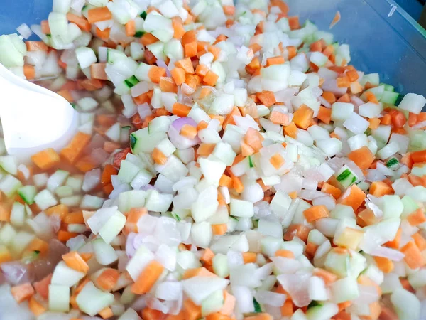 İnce doğranmış salatalık, havuç ve soğan karışımı hafif ve çıtır çıtır bir doku sunar..