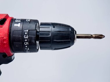 Phillips başlıklı bir matkap uzanır, yumuşak, dağınık gri bir arkaplanda sunulur.