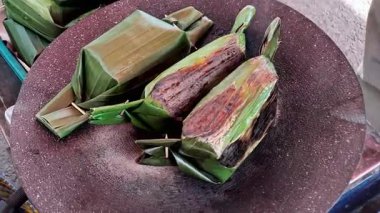 Muza sarılı ızgara Otak-Otak Yaprakları Endonezya mutfağında.