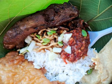 Satay şiş, pirinç ve baharatlı sambal içeren otantik Endonezya yemeği, aşçılık ve kültürel promosyonlar için ideal..