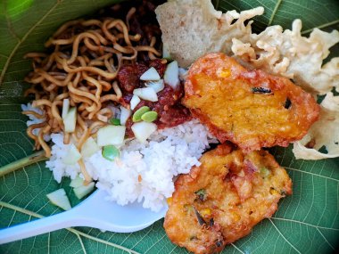 Satay şiş, pirinç ve baharatlı sambal içeren otantik Endonezya yemeği, aşçılık ve kültürel promosyonlar için ideal..