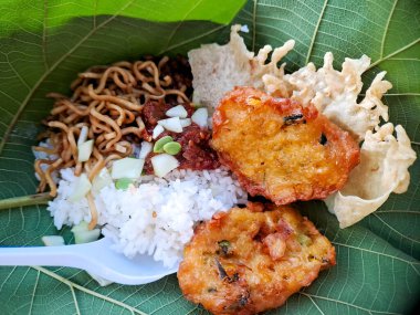 Satay şiş, pirinç ve baharatlı sambal içeren otantik Endonezya yemeği, aşçılık ve kültürel promosyonlar için ideal..