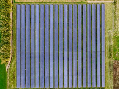 Gökyüzünden görünen güneş panellerinin şebekesi sürdürülebilir yeşil enerji kare şeklinde, havadan aşağıya doğru
