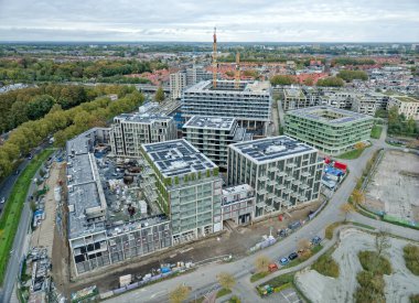 İnşaat, büyük şehir yakınlarında insanların yaşayabileceği yeni daireler inşa ederek yerleşim alanlarını genişletiyor.