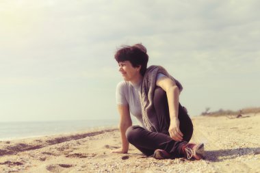 Çekici kadın sahilde dinlenme