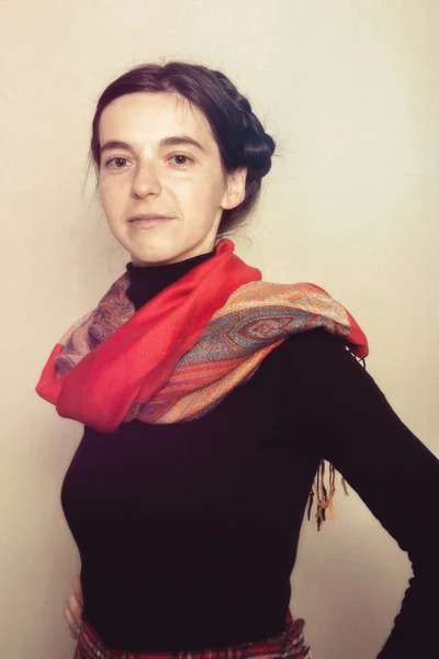 Retrato de mujer étnica orgullosa en bufanda roja — Foto de Stock