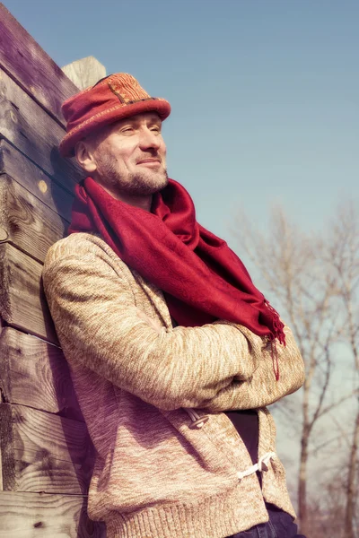 Elegantemente vestido, hombre barbudo con sombrero divertido disfrutando de la vida . — Foto de Stock