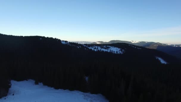 Volando sobre las montañas en la noche de invierno — Vídeo de stock