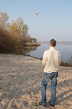 Uçan bir dron izleyen adamım.