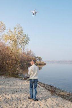 Adam kontrol uçan bir dron. Arkadan Görünüm.