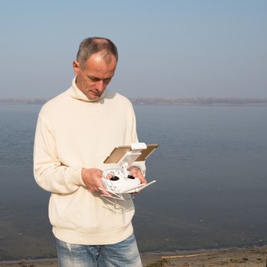 Remore denetleyicisi dronun adamla.