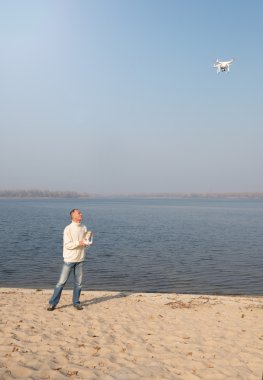 Adam uçan bir dron kontrol