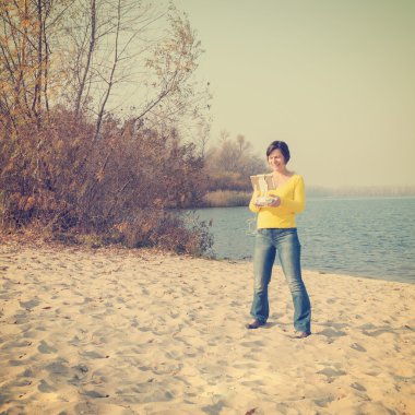 Dronun denetleyicisiyle neşeli kadın