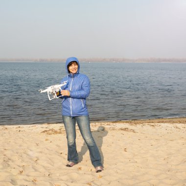 Drone ile neşeli kadın