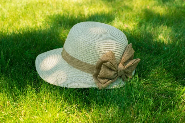 Hat on the grass — Stock Photo, Image