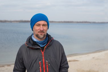 düşünceli sakallı adam.