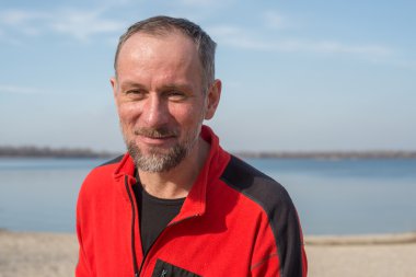 Mutlu bir sakallı adam portresi.