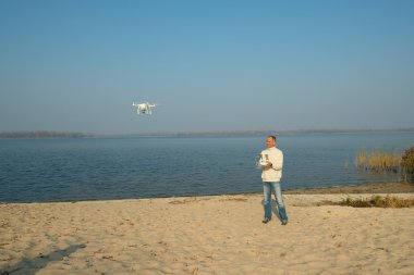 Dnepropetrovsk Ukrayna, Kasım 5, 2015: Adam dörtlü kontrol