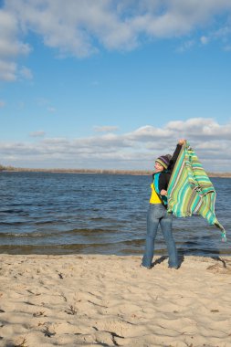 Eğlenceli gülümseyen kadın eğlenmek, bir peçe ile oynarken, coverlet 