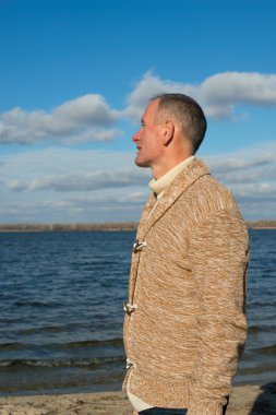 Neşeli rüya adam, rahat giyen, sahil boyunca yürüyüş ,