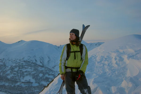Jovem freeride esquiador, descansando no topo da colina, befor — Fotografia de Stock
