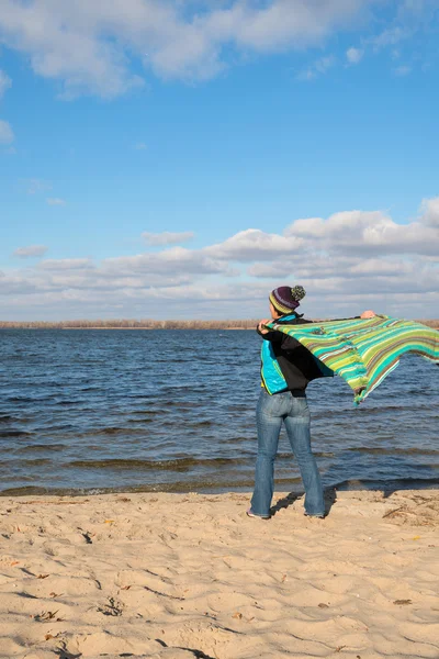 Mujer feliz alegre divirtiéndose, jugando con un velo en el viento , — Foto de Stock