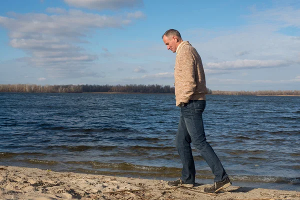 Happy man, wearing casually, walking along the coast , thinking — Stock Photo, Image