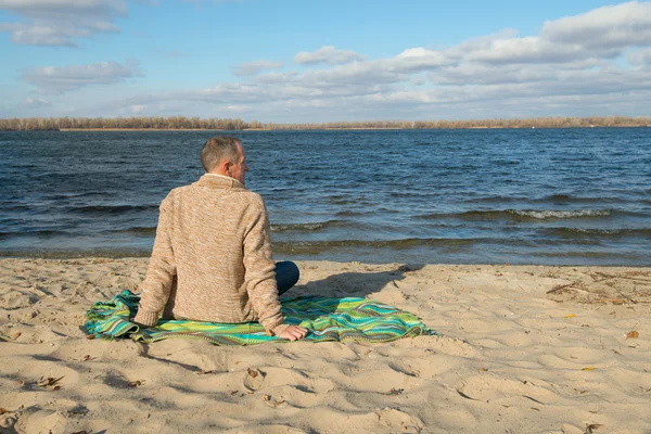 夢を見る男、カジュアルに身に着けている、海岸に座って、中を見て — ストック写真
