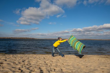  Neşeli kadın eğleniyor, o, bir koy ile oynarken şaşırır