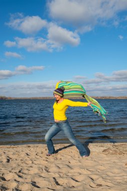 Mutlu bir şekilde ifade neşeli kadın gider Rüzgar karşılamak için sahip 