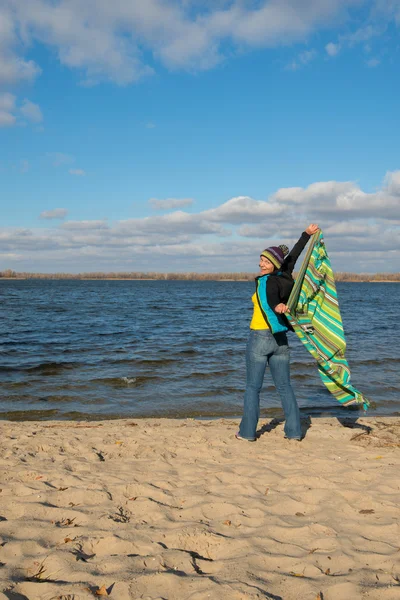 Mujer expresiva feliz disfrutando de la vida y descansando en el río ba — Foto de Stock