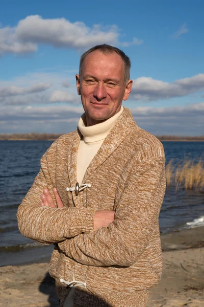 Joyful expressive man, wearing casually, standing on the coast i — Stock Photo, Image