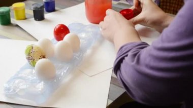 Eller Paskalya yumurtaları boya