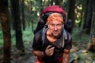 Uzun yürüyüşe çıkan kimse'nın portre