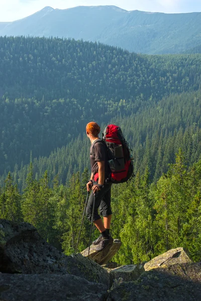 Backpacker auf einer Klippe — Stockfoto