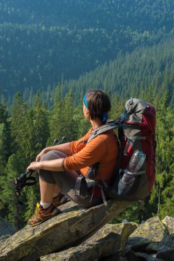 Backpacker bir uçurumun üzerinde