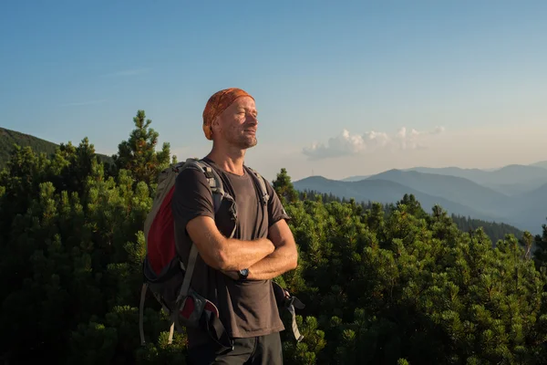 Backpackers die kijken naar de zonsondergang — Stockfoto