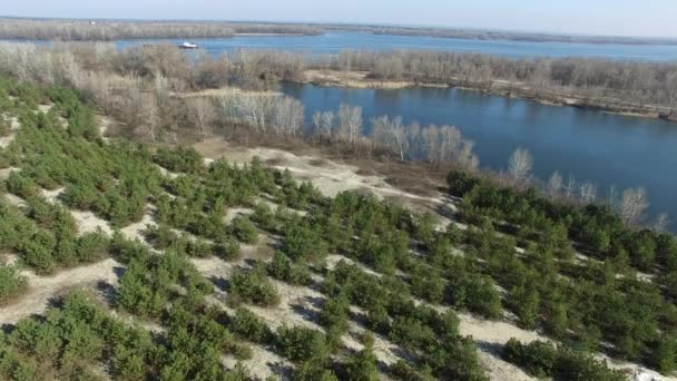 Güneşli bir gün büyük nehir ve kargo gemisiyle üzerinde uçan — Stok video