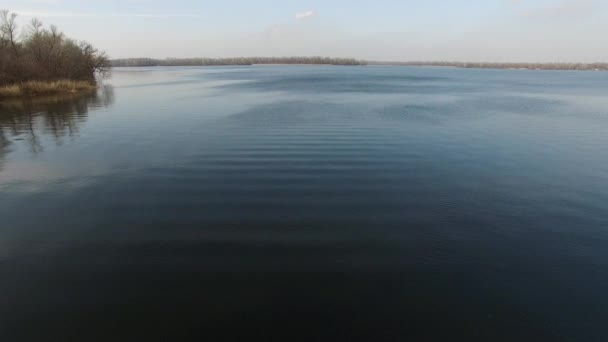 Вид з повітря. Політ над великою річкою — стокове відео