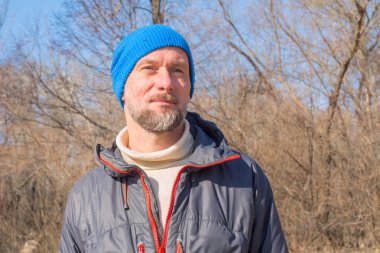 Gülümseyen sakallı adam portresi 