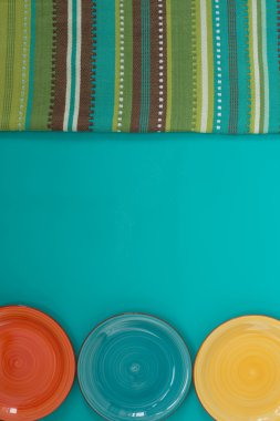 Üç renkli tabaklar ve çizgili kumaş 