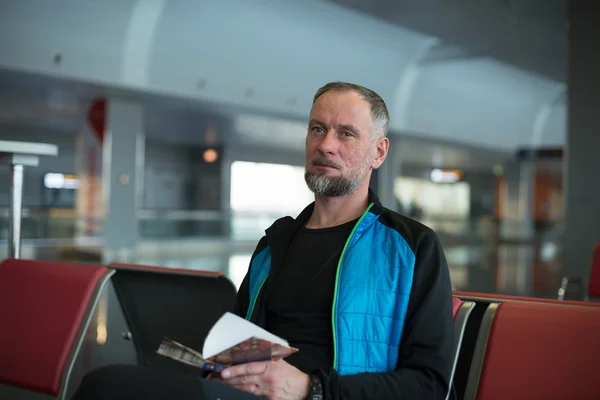 Mann wartet auf Flug am Flughafen — Stockfoto