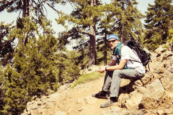 Bärtiger Mann, Wanderer rastet aus — Stockfoto