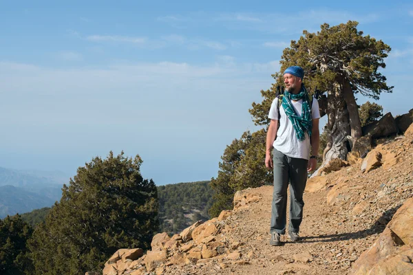 Wanderer begibt sich auf Bergpfad — Stockfoto