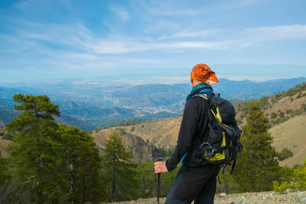 Wanderer steht auf Felsen — Stockfoto