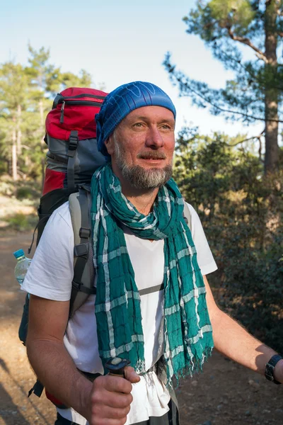 Porträt eines bärtigen Wanderers — Stockfoto