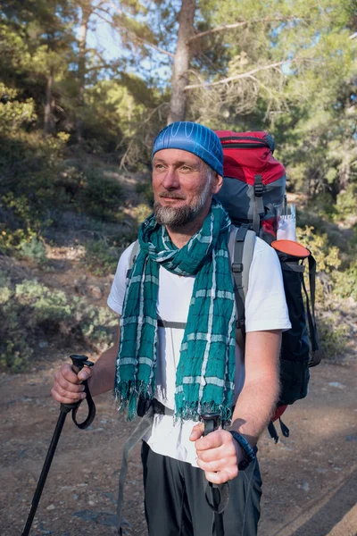 Bärtiger Wanderer mit Rucksack — Stockfoto